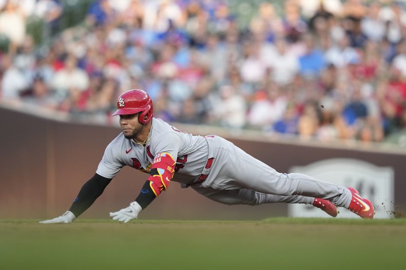 El venezolano Willson Contreras, de los Cardenales de San Luis, se desliza en segunda tras conectar un doble en el juego del jueves 20 de julio de 2023, ante los Cachorros de Chicago (AP Foto/Charles Rex Arbogast)