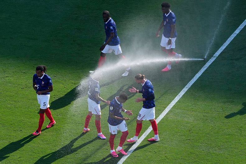 Los jugadores de Francia se refrescan durante la pausa de hidratación del partido contra Suecia en los 16vos de final del Mundial, el martes 30 de junio de 2026, en East Rutherford, Nueva Jersey. (AP Foto/Petr David Josek)