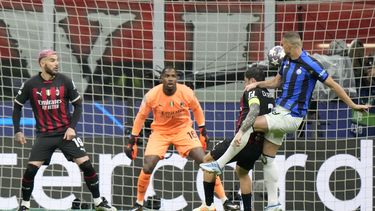 Edin Dzeko anota el primer gol del Inter en el partido contra el AC Milan por la ida de semifinales de la Liga de Campeones, el miércoles 10 de mayo de 2023, en Milán. (AP Foto/Luca Bruno)