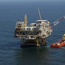ARCHIVO - Esta foto de archivo del 10 de abril de 2011, muestra una plataforma y un buque de suministro en el Golfo de México, frente a la costa de Luisiana. El gobierno del presidente Joe Biden propuso el viernes hasta tres ventas de arrendamientos financieros de petróleo y gas en el Golfo de México, mientras intenta hacer malabares entre las empresas energéticas que quieren aumentar la producción de petróleo y gas y los activistas ecologistas que quieren que Biden detenga las nuevas perforaciones en alta mar en la lucha contra el cambio climático. (AP Foto/Gerald Herbert, Archivo)