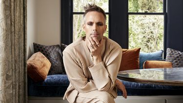 El nominado al Grammy Justin Tranter el 25 de mayo de 2023. Tranter, creador de algunos de los más grandes éxitos musicales de la última década, está nominado al Grammy de composición este año por temas que van del heavy metal italiano al rap y Broadway. (Jenna Peffley vía AP)