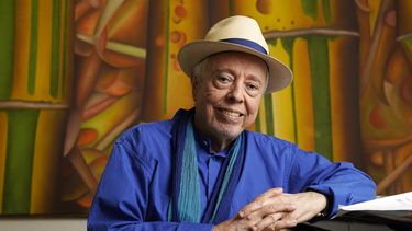 ARCHIVO - El músico brasileño Sergio Mendes posa para un retrato en su casa en Los Angeles, el 18 de mayo de 2021. (Foto AP/Chris Pizzello, archivo)