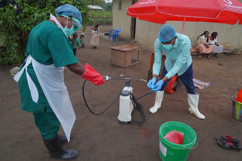 Wiza Bondele, derecha, trabajador sanitario del equipo de prevención y control, trabaja en la provincia de Ituri, en el este de la República Democrática del Congo, el miércoles 5 de agosto de 2026. (AP Foto/Dieudonne Dirole)