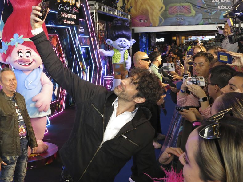 El actor y cantante mexicano Benny Ibarra, se toma selfies con fans en la alfombra roja de la película animada Trolls Band Together en la Ciudad de México el domingo 15 de octubre de 2023. Ibarra hace la voz en español del personaje Ramón, conocido en inglés como Branch. (Foto AP/Berenice Bautista)