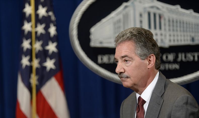 El subsecretario de Justicia James Cole concluye su conferencia de prensa en el Departamento de Justicia en Washington, el mi&eacute;rcoles 23 de abril de 2014. Cole anunci&oacute; los nuevos est&aacute;ndares que ser&aacute;n considerados al decidir si s