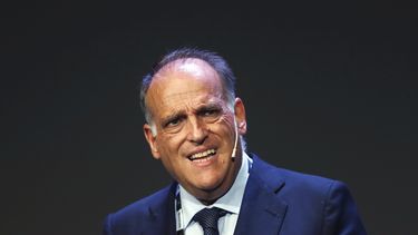 ARCHIVO - Javier Tebas, presidente de LaLiga española, habla durante un encuentro en Madrid, el 24 de septiembre de 2018 (AP Foto/Paul White, archivo)