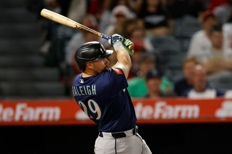 Cal Raleigh (29), de los Marineros de Seattle, batea un doblete productor de una carrera durante la quinta entrada del juego de béisbol de Grandes Ligas frente a los Angelinos de Los Ángeles, el miércoles 16 de septiembre de 2026, en Anaheim, California. (AP Foto/Caroline Brehman)