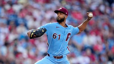 El dominicano Cristopher Sánchez, de los Filis de Filadelfia, lanza en el duelo del jueves 6 de agosto de 2026 ante los Nacionales de Washington (AP Foto/Matt Slocum)