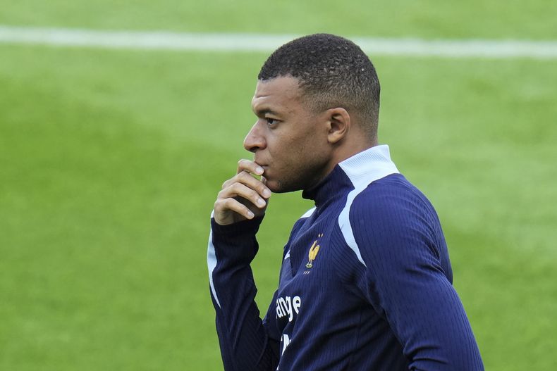El delantero francés Kylian Mbappé durante un entrenamiento en Paderborn, Alemania, el jueves 13 de junio de 2024. (AP Foto/Hassan Ammar)