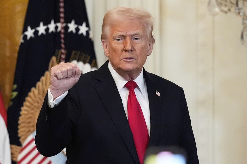 El presidente estadounidense Donald Trump tras hablar en un evento celebrado en la Sala Este de la Casa Blanca, el miércoles 26 de marzo de 2025, en Washington. (AP Foto/Mark Schiefelbein)