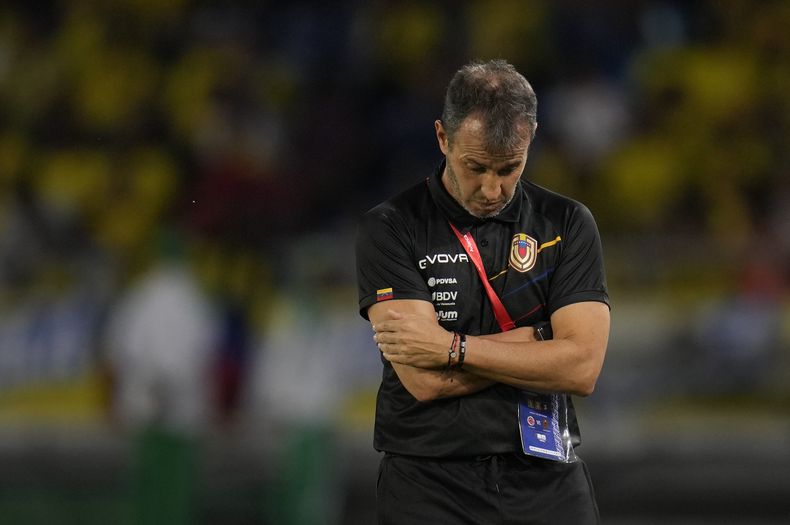 El técnico de Venezuela Fernando Batista durante el partido contra Colombia por las eliminatorias del Mundial, el jueves 7 de septiembre de 2023, en Barranquilla, Colombia. (AP Foto/Fernando Vergara)