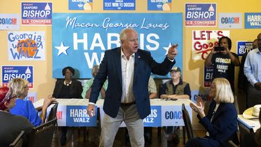 El candidato demócrata a la vicepresidencia, Tim Walz, habla con sus simpatizantes en una oficina de campaña demócrata en Macon, Georgia, el martes 17 de septiembre de 2024. (Arvin Temkar/Atlanta Journal-Constitution vía AP)