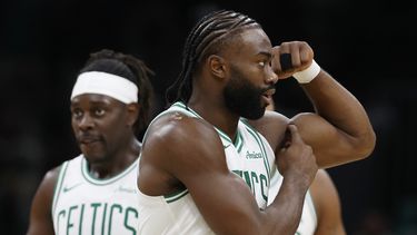 Jaylen Brown (derecha) de los Boston Celtics, reacciona luego de anotar en la segunda mitad del juego de la NBA ante los Bucks de Milwaukee, el lunes 28 de octubre de 2024 en Boston. (AP Foto/Michael Dwyer)
