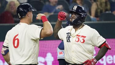 El cubano Adolis García (53) festeja con su compañero Josh Jung, luego de batear un jonrón en el duelo del viernes 14 de julio de 2023, ante los Guardianes de Cleveland (AP Foto/LM Otero)