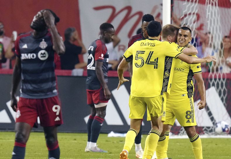 El costarricense Randall Leal (izquierda), mediocampista de Nashville, festeja su tanto ante Toronto, el sábado 10 de junio de 2023, en un encuentro de la MLS (Chris Young/The Canadian Press via AP)
