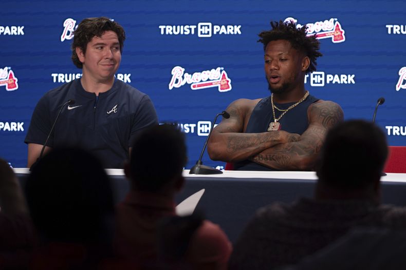 El venezolano Ronald Acuña Jr. y el director de relaciones con los jugadores Franco García hablan con la prensa antes de un juego de los Bravos de Atlanta, el miércoles 14 de mayo de 2025 (AP Foto/Kathryn Skeean)