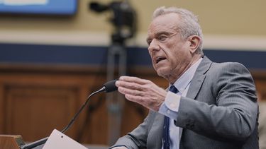El secretario de Salud y Servicios Humanos, Robert F. Kennedy Jr., da su testimonio ante la Comisión de Energía y Comercio de la Cámara de Representantes, el martes 24 de junio de 2025, en Washington. (AP Foto/Mariam Zuhaib)