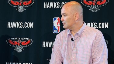 americateve | El gerente general de los Hawks, Danny Ferry, aguarda por el inicio de una conferencia de prensa el 29 de mayo de 2013 en Atlanta. (AP Photo/David Tulis, File)