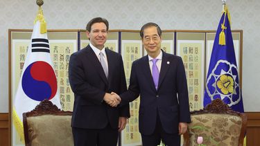 En esta imagen proporcionada por la oficina del primer ministro de Corea del Sur, el primer ministro de Corea del Sue, Han Duck-soo, a la derecha, estrecha la mano del gobernador de Florida, Ron DeSantis, en una reunión en un recinto del gobierno en Seúl, Corea del Sur, el 26 de abril de 2023. (Oficina del primer ministro de Corea via AP)
