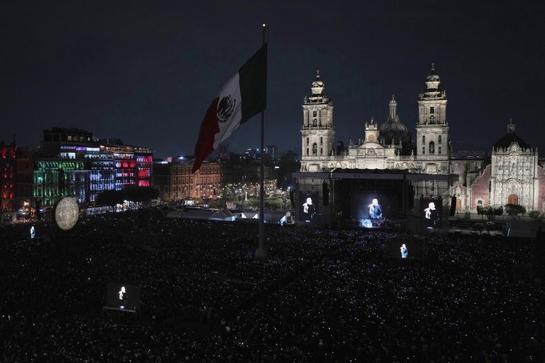 El rapero, escritor y cineasta puertorriqueño René Pérez Joglar, conocido profesionalmente como Residente, realiza un concierto gratuito en el Zócalo de la Ciudad de México, el sábado 6 de septiembre de 2025. (Foto AP/Eduardo Verdugo)