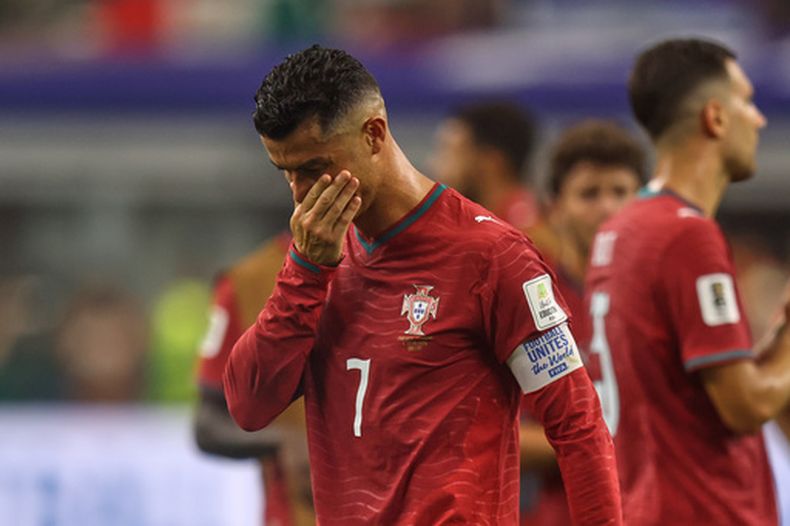 Cristiano Ronaldo, de la selección de Portugal, se lamenta tras la derrota ante España en los octavos de final de la Copa del Mundo, el lunes 6 de julio de 2026 en Arlington, Texas (AP Foto/Gareth Patterson)
