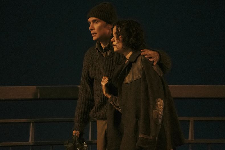 En esta imagen proporcionada por Lionsgate, Zara Devin, derecha, y Cillian Murphy en una escena de Small Things Like These. (Enda Bowe/Lionsgate vía AP)