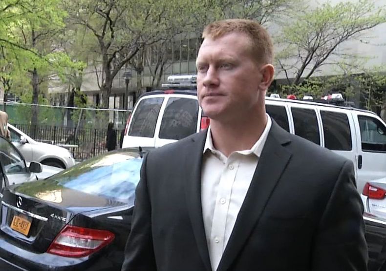 En esta foto tomada de video, el pacaidista James Brady, quien se lanz&oacute; del Centro de Comercio Mundial el a&ntilde;o pasado, sale del Tribunal Supremo estatal despu&eacute;s de su apertura de proceso, el martes 6 de mayo de  2014, en Nueva York. (F