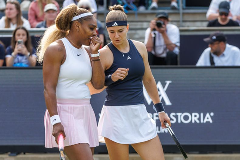 Serena Williams y Karolina Muchova hablan durante su encuentro de dobles en la primera ronda del Abierto de Berlín el martes 16 de junio del 2026. (Andreas Gora/dpa via AP)