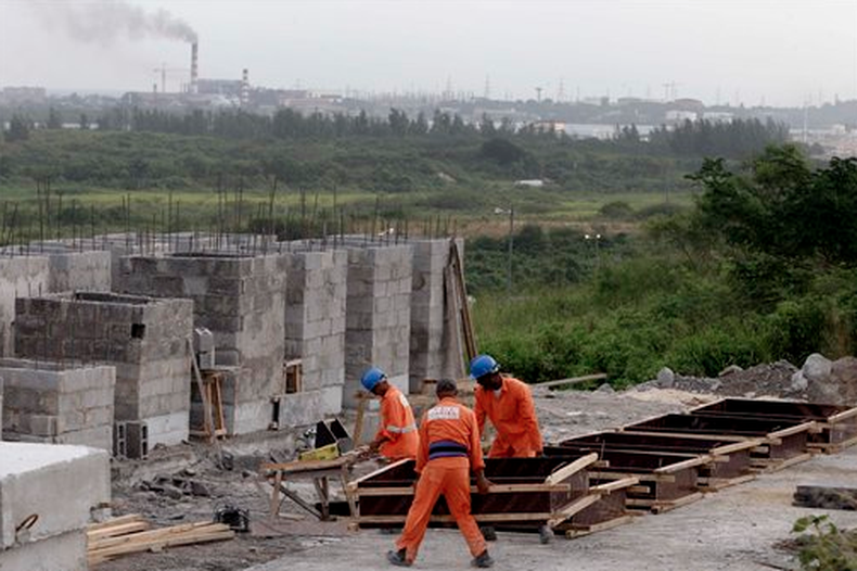 En esta foto del 6 de noviembre de 2013, trabajadores construyen almacenes en un nuevo puerto en construcción en Mariel, Cuba. Algunas empresas sin duda vacilarán antes de instalarse en el puerto nuevo, conscientes de que el embargo de Washington les proh