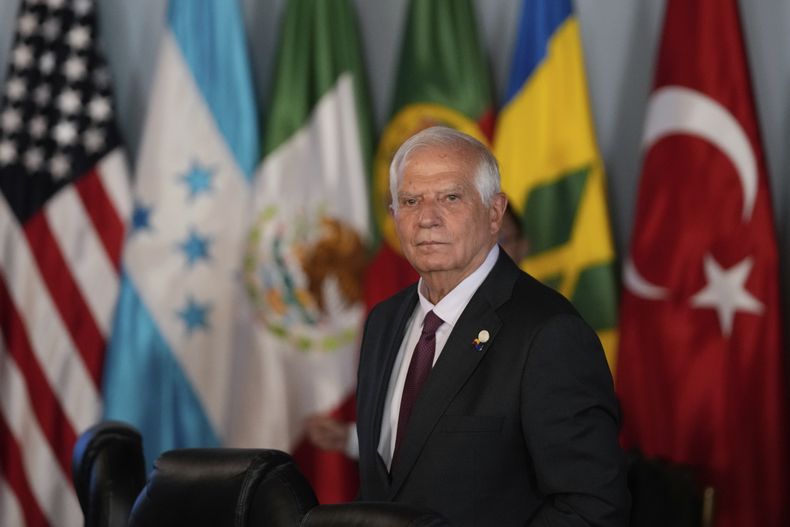 El alto representante de la Unión Europea para Asuntos Exteriores y Política de Seguridad, Josep Borrell, a su llegada para la conferencia internacional dedicada a la crisis política de Venezuela en Bogotá, Colombia, el martes 25 de abril de 2023. La Unión Europea anunció el jueves 27 de abril que destinará más de 11 millones de dólares adicionales a Colombia para ayuda humanitaria con el fin de apoyar la recepción de migrantes venezolanos. (AP Foto/Fernando Vergara)