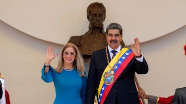 ARCHIVO - El presidente de Venezuela, Nicolás Maduro, y su esposa, Cilia Flores, saludan tras la ceremonia de toma de posesión de Maduro para un tercer mandato, en la Asamblea Nacional en Caracas, Venezuela, el 10 de enero de 2025. (AP Foto/Ariana Cubillos, archivo)