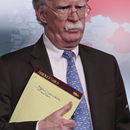 5,000 soldados a Colombia, la frase en el cuaderno de John Bolton mientras anunciaba las nuevas sanciones a Venezuela