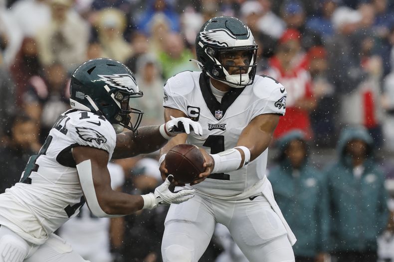 El quarterback de los Eagles de Filadefia Jalen Hurts le entrega el balón al corredor Kenneth Gainwell en el encuentro ante los Patriots de Nueva Inglaterra el domingo 10 de septiembre del 2023. (AP Foto/Michael Dwyer)