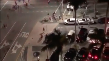 una maleta de mano desata el panico y una estampida de personas en bayside