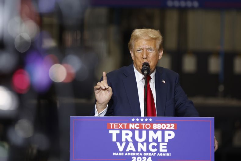 El candidato republicano a la presidencia, el expresidente Donald Trump, habla durante un evento de campaña en Mint Hill, Carolina del Norte, el miércoles 25 de septiembre de 2024. (AP Foto/Nell Redmond)