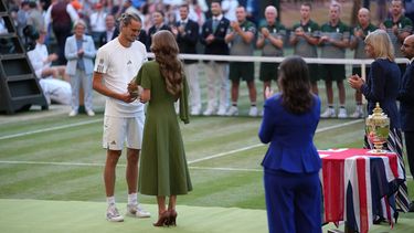 La princesa Kate de Gran Bretaña entrega el trofeo de subcampeón a Alexander Zverev de Alemania tras su partido contra Jannik Sinner de Italia en la final de individuales masculinos del Campeonato de Tenis de Wimbledon en Londres, el domingo 12 de julio de 2026. (Foto AP/Kirsty Wigglesworth)
