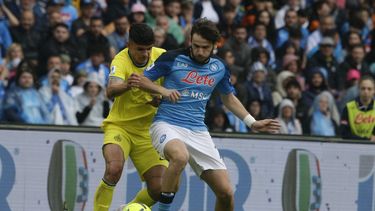 Raoul Bellanova del Inter de Milan y Khvicha Kvaratskheliathe del Napoli pelean por el balón en el encuentro de la Serie A el domingo 21 de mayo del 2023. (Alessandro Garofalo/LaPresse via AP)