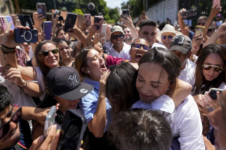La líder opositora María Corina Machado abraza a sus simpatizantes después de votar en las elecciones presidenciales en Caracas, Venezuela, el domingo 28 de julio de 2024. (AP Foto/Matías Delacroix)