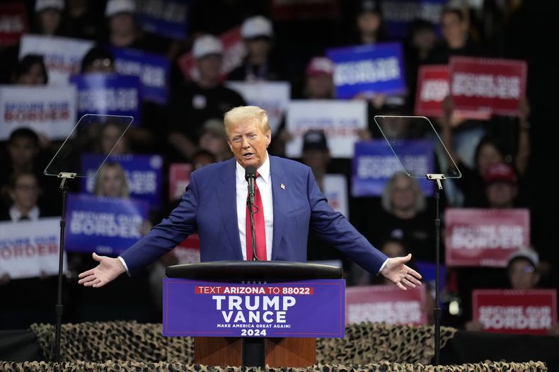 El candidato presidencial republicano, el expresidente Donald Trump, habla en un acto de campaña, el domingo 13 de octubre de 2024, en Prescott Valley, Arizona. (AP Foto/Ross D. Franklin)