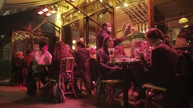 Decretan alerta máxima en París ante repunte de COVID-19