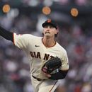 El lanzador de los Gigantes de San Francisco Sean Hjelle trabaja en el quinto episodio del encuentro ante los Padres de San Diego el miércoles 21 de junio del 2023. (AP Foto/Jeff Chiu)