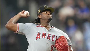 El abridor de los Angelinos de Los Ángeles, José Soriano, lanza durante la primera entrada del juego de béisbol en contra de los Rangers de Texas, en Arlington, Texas, el domingo 19 de mayo de 2024. (AP Foto/LM Otero)