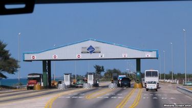 americateve | La estación de peaje de Varadero recauda anualmente 6.5 millones de pesos y por el sitio transitan unos 8.000 vehículos diariamente en el período anual, según estudios especializados, explicó Odalis Siska, administradora de esa entidad.