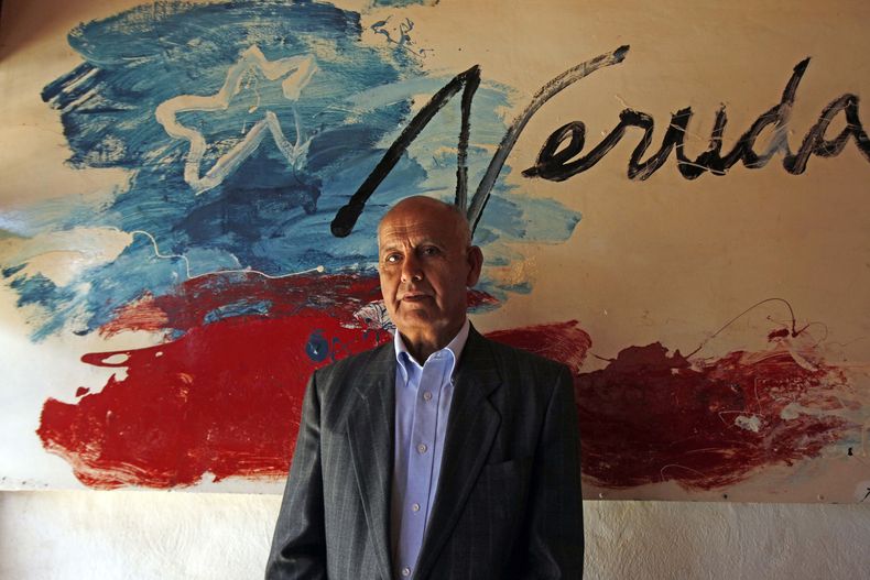 ARCHIVO - El chofer, guardaespaldas y asistente del premio Nobel de Literatura Pablo Neruda, Manuel Araya, posa para la foto en un museo en su casa de descanso en Isla Negra, Chile, el domingo 7 de abril de 2013. Según anunció el miércoles 21 de junio de 2023 el Partido Comunista de Chile, Araya, quien por años afirmó que el poeta murió envenenado, falleció de un aneurisma cerebral. (AP Foto/Luis Hidalgo, Archivo)