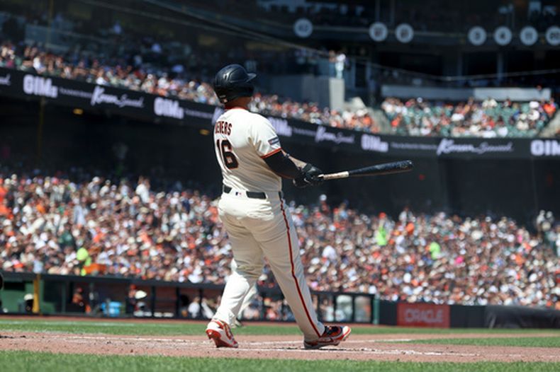 Rafael Devers, de los Gigantes de San Francisco, observa su grand slam durante la quinta entrada de un partido de béisbol contra los Medias Blancas de Chicago en San Francisco, el domingo 24 de mayo de 2026. (Foto AP/Jed Jacobsohn)