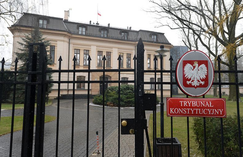 ARCHIVO - El edificio del Tribunal Constitucional de Polonia en Varsovia, Polonia, el miércoles 20 de diciembre de 2017. (AP Foto/Czarek Sokolowski/Archivo)