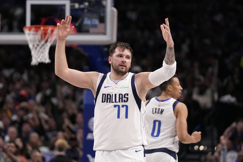 Luka Doncic de los Mavericks de Dallas celebra luego de anotar ante los Warriors de Golden State durante la segunda mitad del juego de baloncesto de la NBA, el miércoles 13 de marzo de 2024, en Dallas. (AP Foto/Tony Gutierrez)