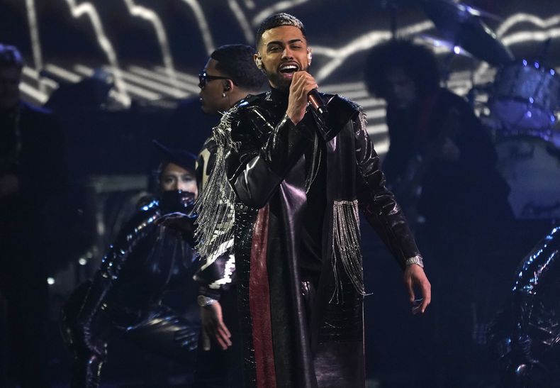 ARCHIVO - Jay Wheeler interpreta Pin Pin en la 22a entrega anual del Latin Grammy el 18 de noviembre de 2021 en la Arena MGM Grand Garden en Las Vegas. Wheeler lanzó su álbum Música buena para días malos el 25 de abril de 2024. (Foto AP/Chris Pizzello, archivo)