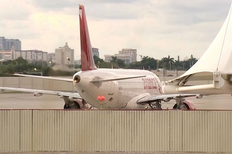 En esta imagen tomada de un video, un avión de Avianca que encontró turbulencia severa y tuvo que realizar un aterrizaje de emergencia se encuentra estacionado el viernes 9 de octubre de 2026 en el Aeropuerto Internacional de Miami. (WSVN/ABC Miami vía AP)