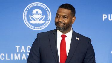ARCHIVO – El administrador de la Agencia de Protección Ambiental, Michael Regan, habla en la Universidad Howard el 25 de abril de 2024, en Washington. (AP Foto/Kevin Wolf, Archivo)